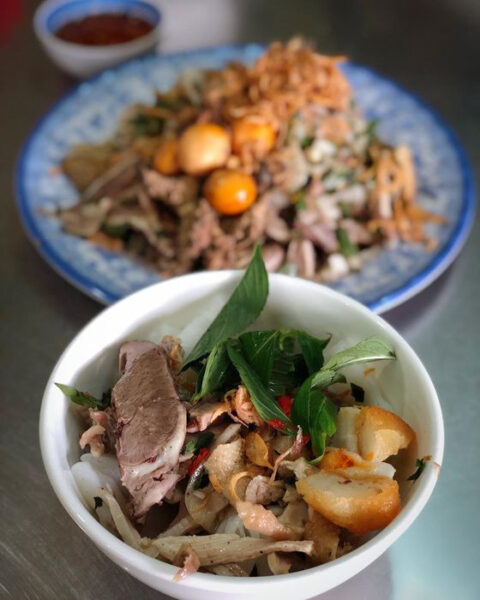 Bát bánh ướt lòng gà Đà Lạt đầy đặn tại Quán Trang, gồm bánh ướt, thịt gà xé và lòng gà.