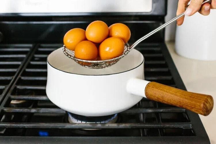 Các yếu tố quan trọng ảnh hưởng đến thời gian gà luộc chín đều và ngon