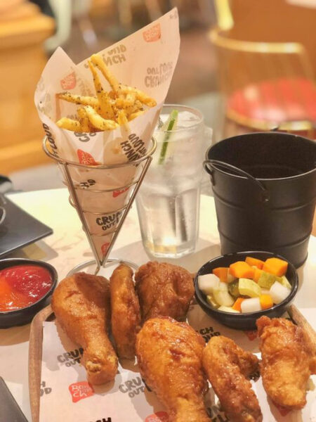 Đĩa gà rán Bonchon phủ sốt tỏi tương hấp dẫn