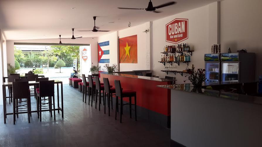 Nội thất nhà hàng Cuban Bar and Grill gần Khu nghỉ dưỡng Con Gà Vàng