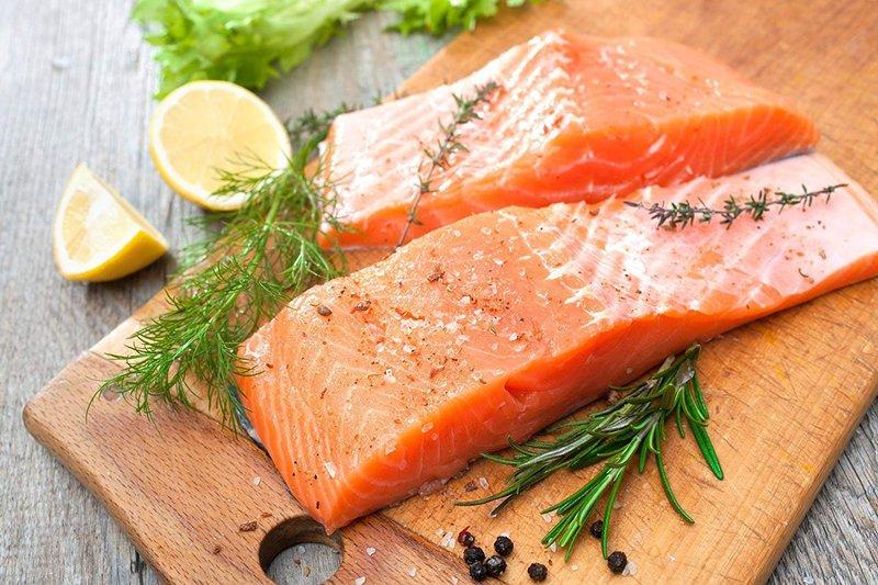 Hình ảnh ức gà luộc hấp, món ăn ít calo giàu dinh dưỡng cho người giảm cân