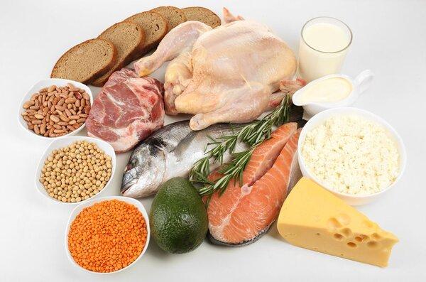 Bánh pateso với rau xanh tươi và một ly nước ép trái cây, minh họa bữa ăn nhẹ cân bằng dinh dưỡng, hỗ trợ kiểm soát calo.