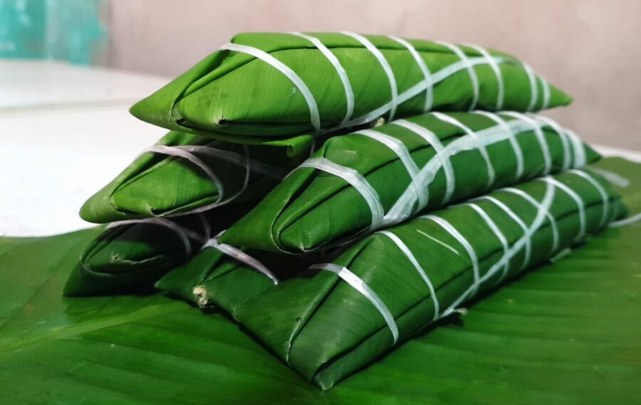 Một chiếc bánh tẻ truyền thống thơm ngon, nhân thịt mộc nhĩ, thể hiện lượng calo cần biết