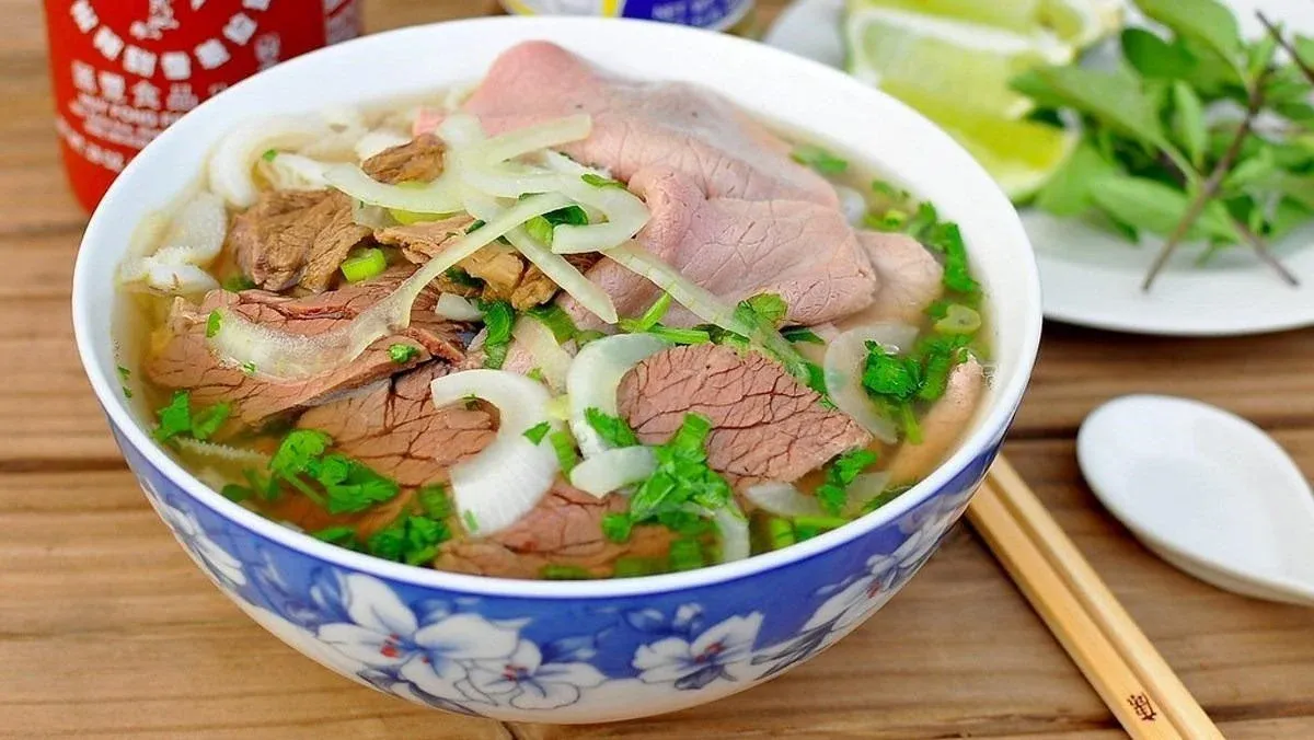Một bát phở bò truyền thống với đầy đủ hương vị, nước dùng đậm đà và thịt bò tươi ngon, minh họa lượng calo trong phở bò