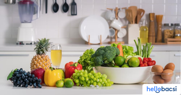 Một bữa ăn lành mạnh với bánh mì đen nguyên cám và ức gà nướng cho chế độ giảm cân
