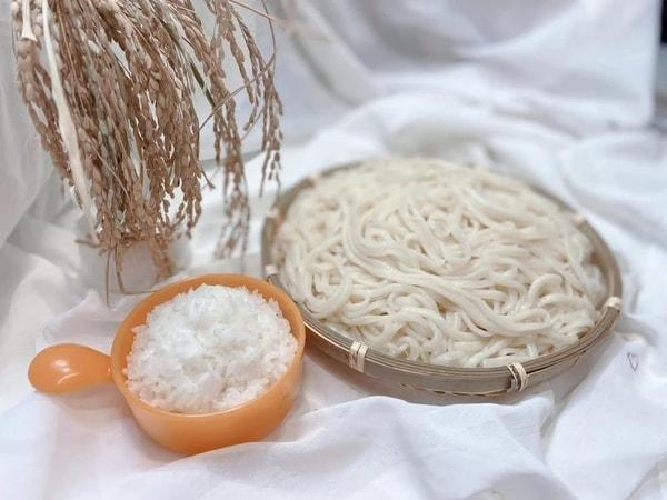 Bún tươi là món ăn quen thuộc trong ẩm thực Việt Nam, cung cấp carbohydrate nhưng có hàm lượng calo tương đối thấp nếu chỉ tính riêng sợi bún.