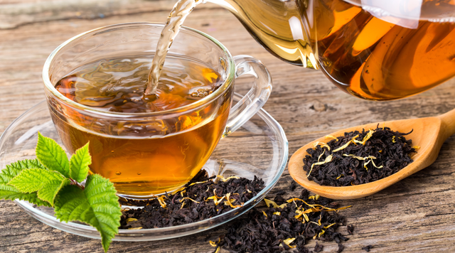 Hình ảnh một ly trà thái xanh truyền thống với màu xanh đặc trưng và đá, cho thấy lượng calo có thể có