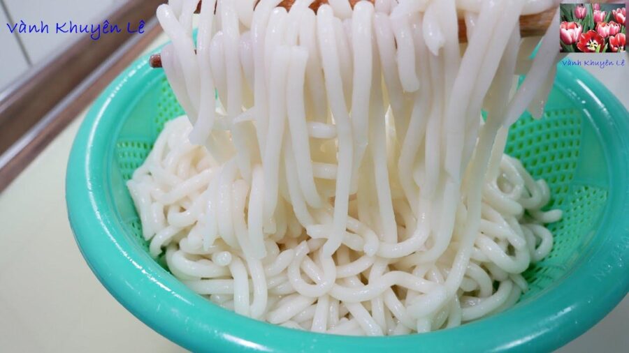 Bàn tay đang nhào bột để làm bánh cam, minh họa các nguyên liệu và cách chế biến món ăn nhẹ này.