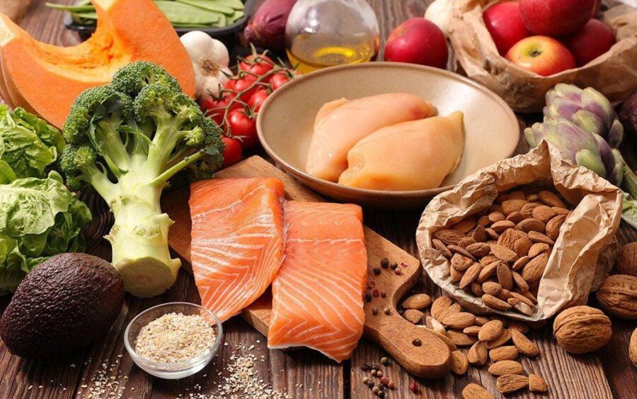 Một bàn ăn cân bằng với bánh chưng, rau xanh tươi và protein, biểu tượng của sự lựa chọn ăn uống thông minh.