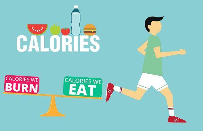 Người phụ nữ đang cân nhắc khẩu phần ăn để kiểm soát calo và kilojoule, minh họa cho việc duy trì cân nặng khỏe mạnh