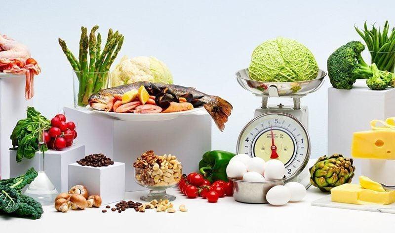 Một đĩa thức ăn lành mạnh với rau xanh, protein nạc và tinh bột hợp lý, minh họa cho một chế độ ăn uống cân bằng giúp kiểm soát cân nặng hiệu quả.
