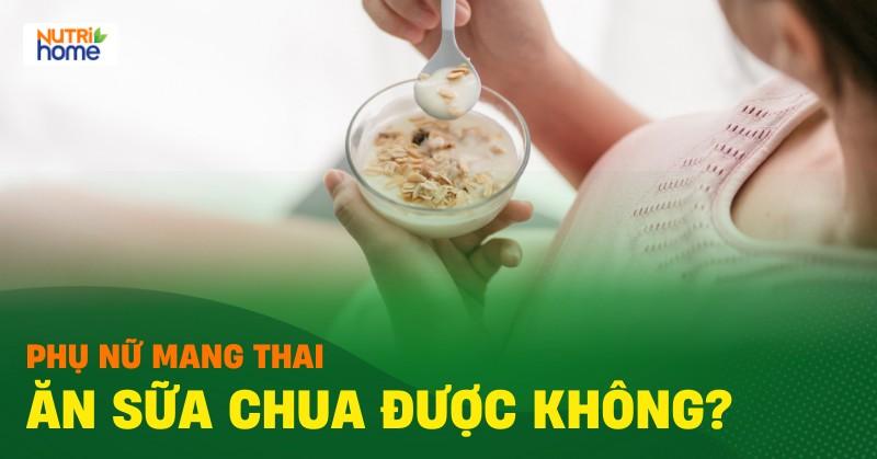 Người phụ nữ tươi cười thưởng thức sữa chua không đường với trái cây tươi, thể hiện chế độ ăn uống cân bằng