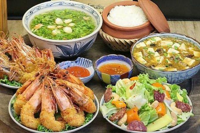 Chén cơm trắng kết hợp rau xanh tươi mát cho bữa ăn cân bằng và dinh dưỡng