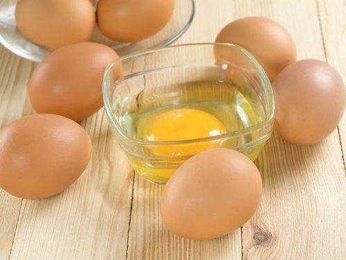 Hình ảnh minh họa hai trứng ốp la với số liệu calo và dinh dưỡng cho bữa sáng