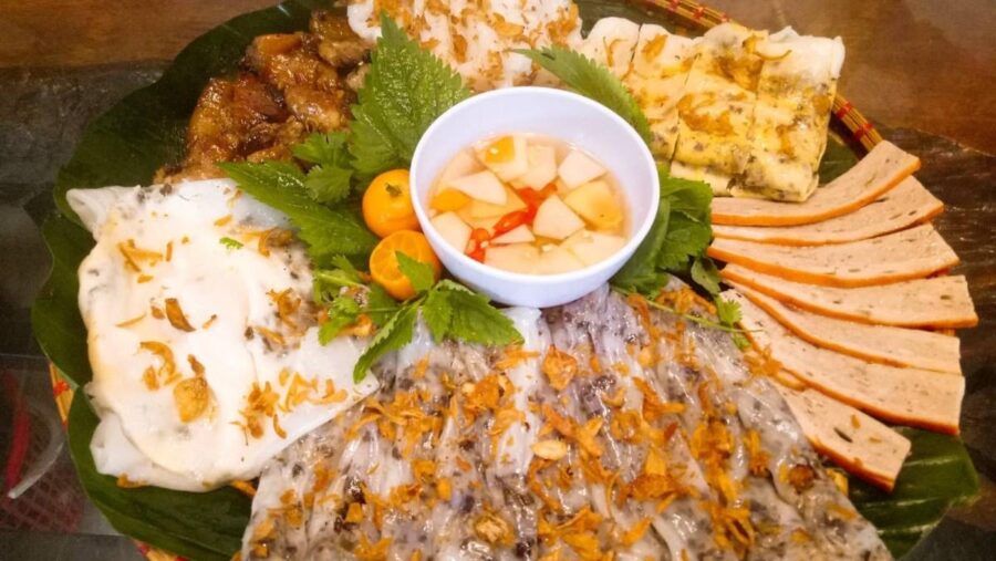 Một hộp bánh cuốn nóng hổi với bánh tráng mỏng, nhân thịt băm, mộc nhĩ, chả lụa và hành phi giòn rụm, minh họa cho tổng lượng calo trong món ăn