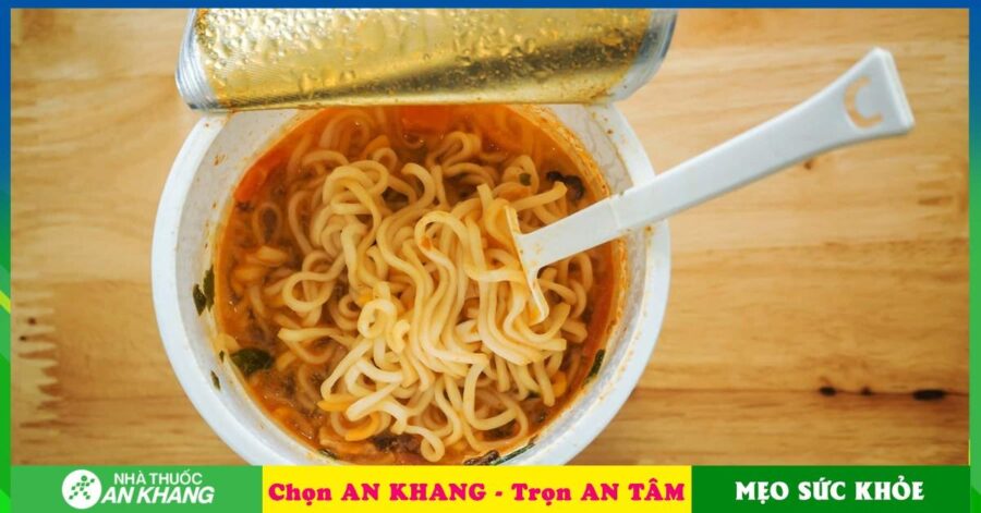 Mì ly Hảo Hảo với rau và trứng bổ sung dinh dưỡng