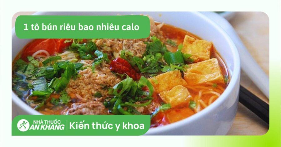 Một bát bún riêu đầy đủ topping, ước tính lượng calo trung bình cho món ăn