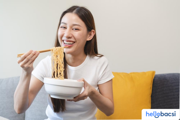 Hình ảnh minh họa một gói mì tôm không gia vị để xác định lượng calo và thành phần dinh dưỡng