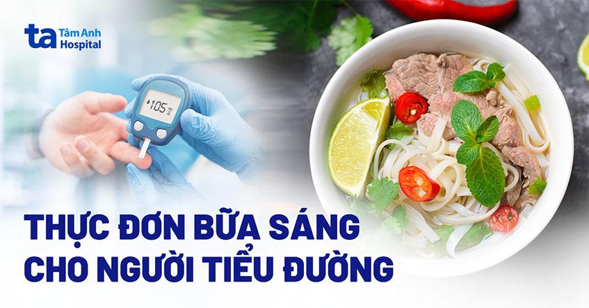 Salad với các nguồn protein và chất béo lành mạnh như ức gà, trứng, bơ, và hạt, giúp no lâu và tốt cho sức khỏe