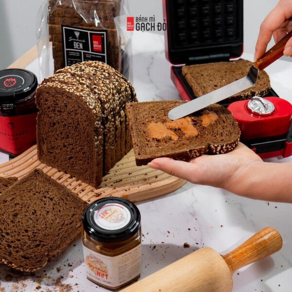 So sánh hàm lượng calo và dinh dưỡng giữa bánh mì đen và bánh mì trắng
