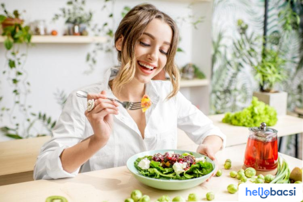 Một đĩa ức gà nướng cùng rau xanh tươi và khoai lang nướng, gợi ý cho bữa ăn giảm cân lành mạnh và ngon miệng