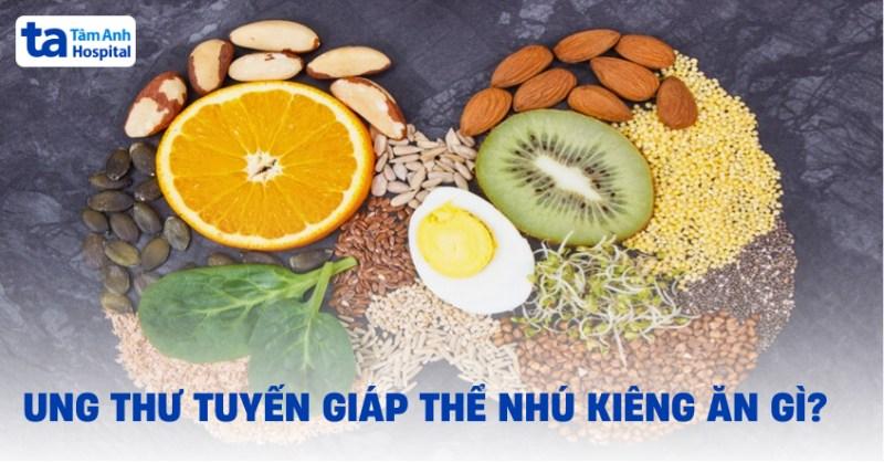 Một tô cháo lòng truyền thống đầy đủ các loại nội tạng heo và cháo gạo, minh họa lượng calo ước tính