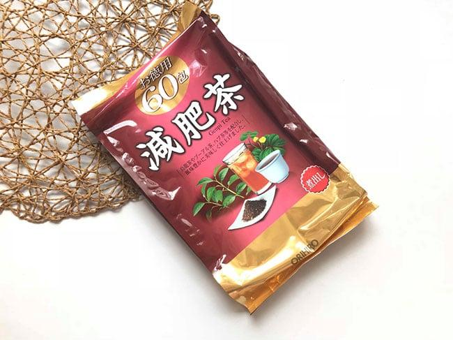 Một cốc trà mãng cầu tươi, đẹp mắt, nằm trên bàn gỗ, gợi ý các cách giảm calo hiệu quả.