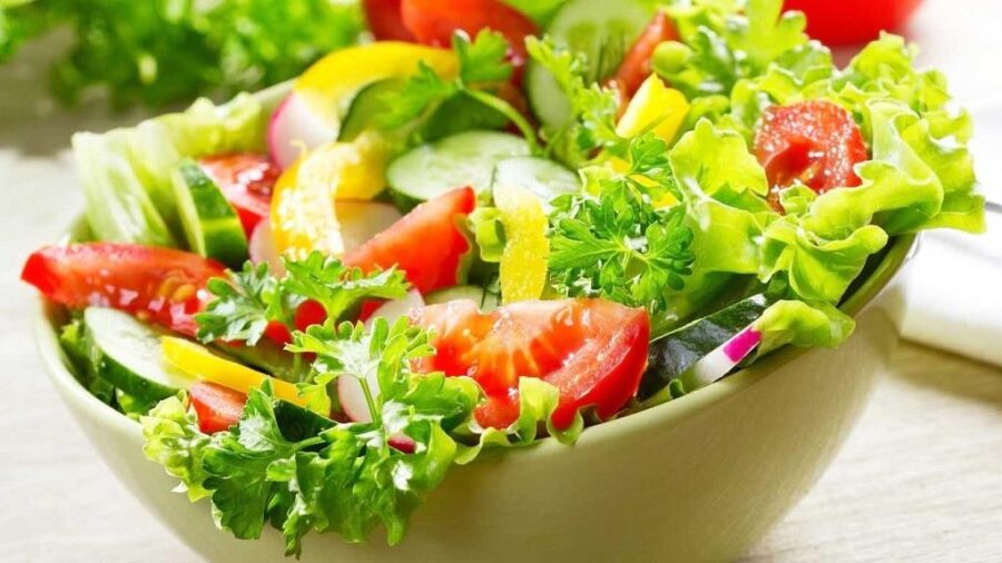 Xà lách xanh tươi với những lá non mơn mởn, thể hiện sự tươi mới và hàm lượng calo thấp, giàu dinh dưỡng cho bữa ăn lành mạnh