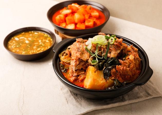 Xương heo nấu canh dinh dưỡng, một lựa chọn lành mạnh cho bữa ăn gia đình